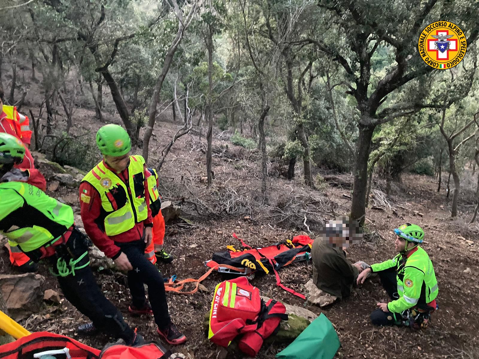 Va a cercare funghi e si frattura un piede: 75enne salvato ad Arbus