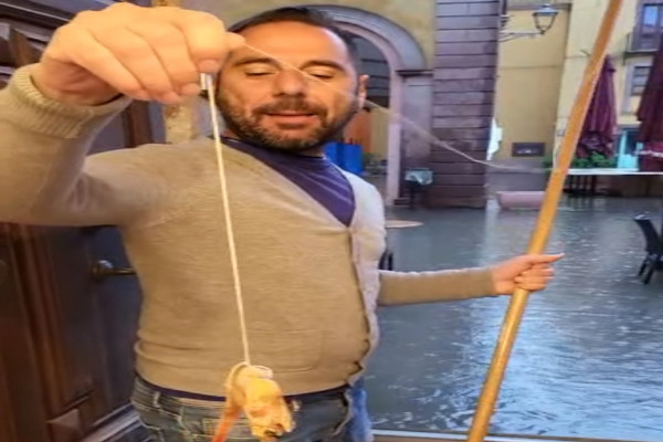 Bosa, temporale di 10 minuti manda il paese sott’acqua: “Non ci rimane che pescare”