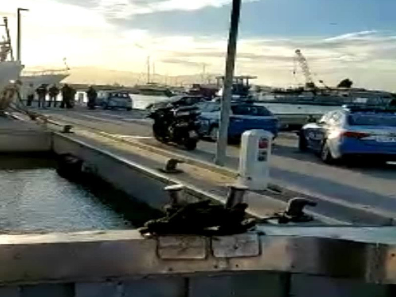 Guerra dei gamberi tra pescatori sardi e siciliani a Cagliari, tensione e polizia al porto