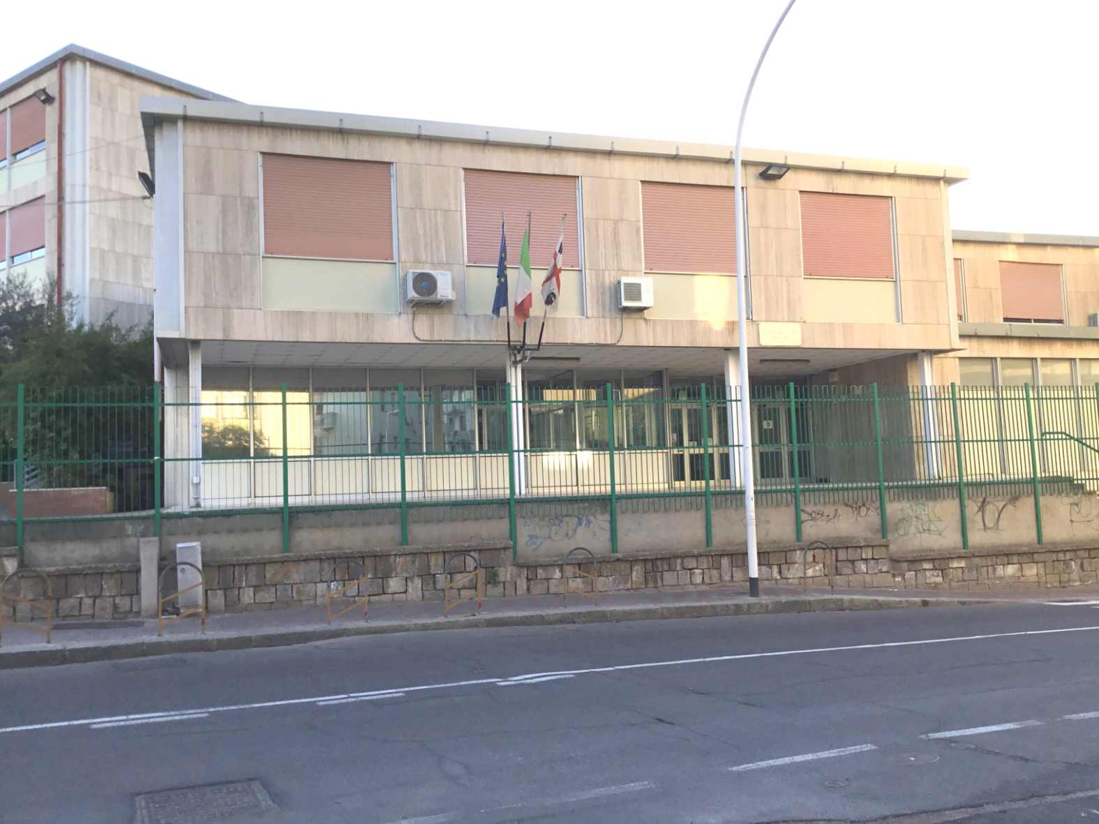 Cagliari, i topi vincono il primo round all’Alfieri: scuola chiusa per un’altra settimana