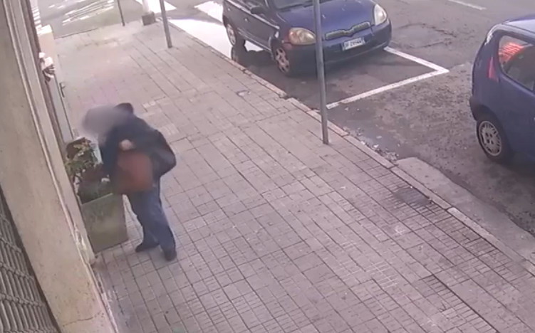 Cagliari, ruba una stella di Natale dalla pizzeria: “È pure passata più volte prima di sgraffignarla”