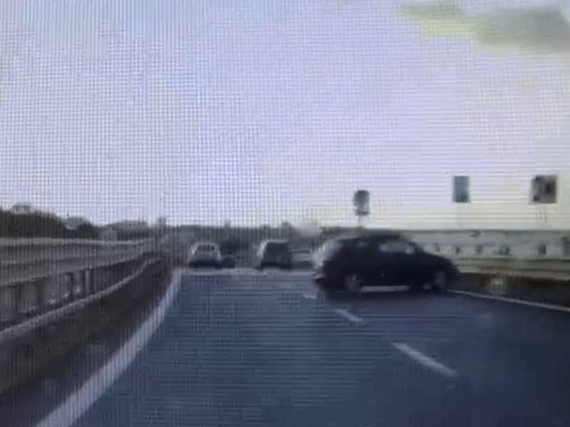 Cagliari, paura sulla Ss 130: auto sbanda e si schianta contro il guard rail (VIDEO)