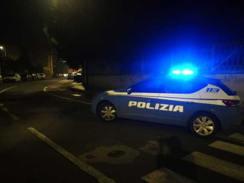 Cagliari, un ordigno distrugge il portoncino di una casa in via Podgora