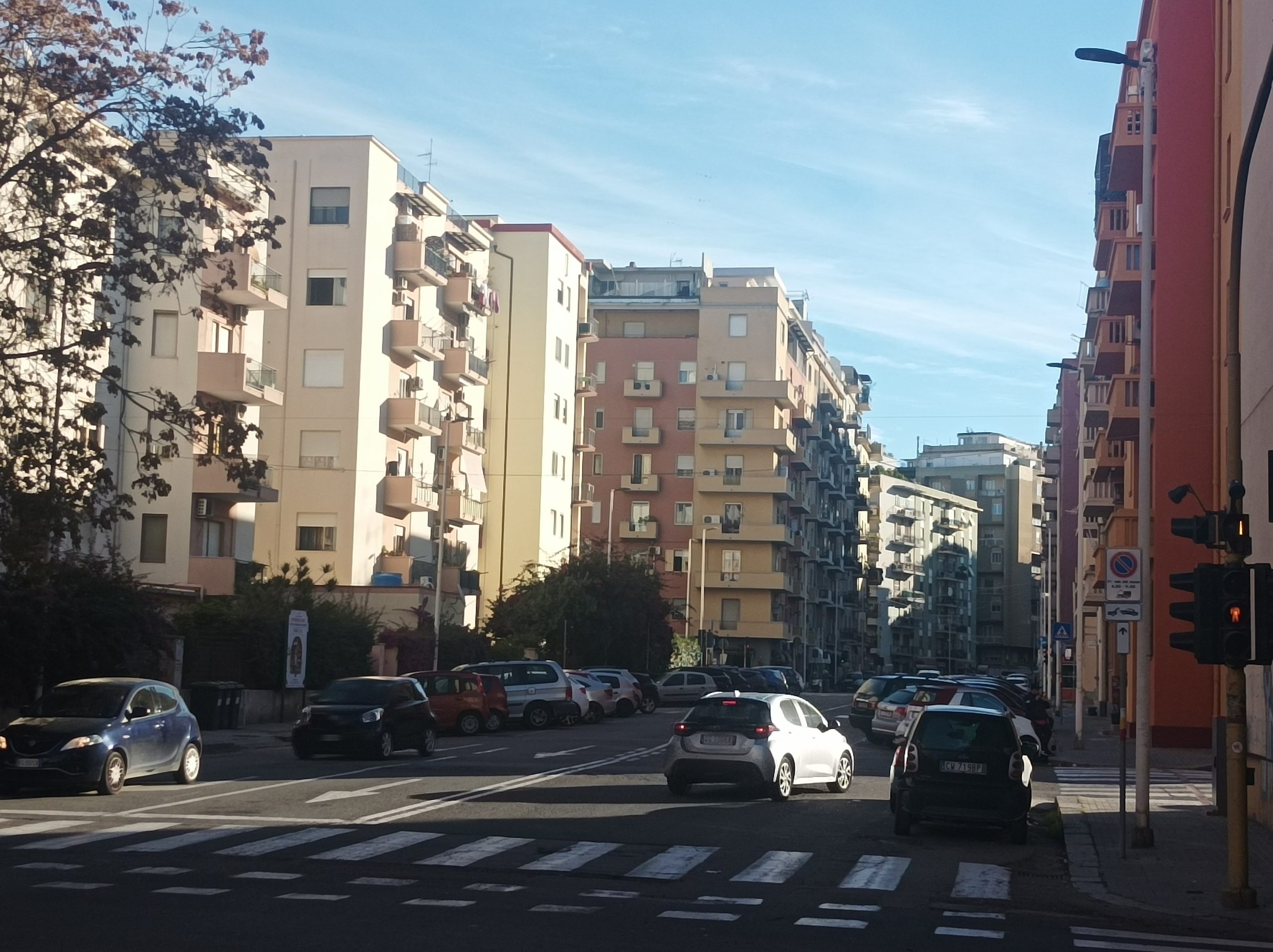 Cagliari, dramma in un palazzo di via Todde: donna precipita dalla finestra e muore