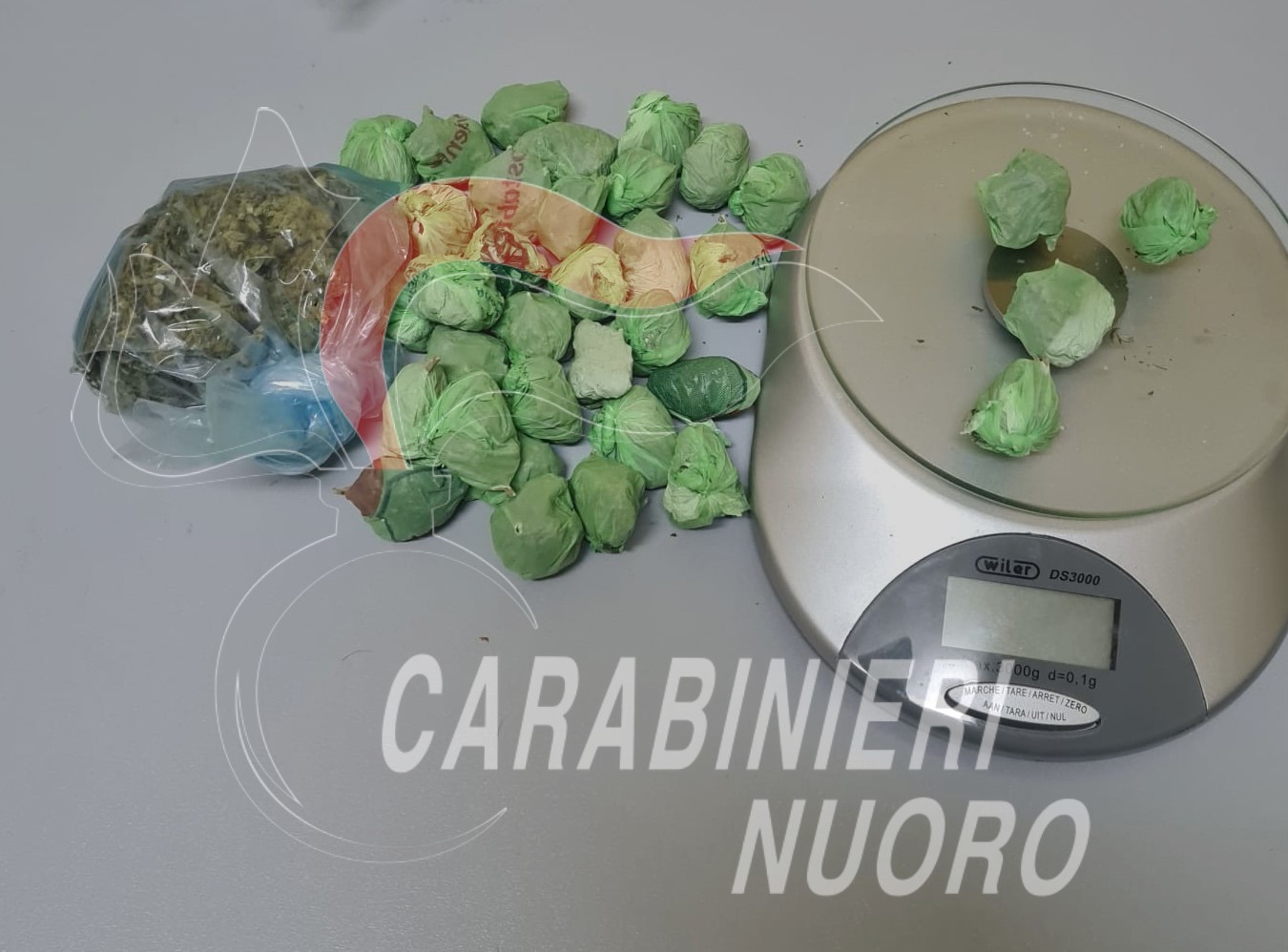 L’ultimo trucco dei pusher sardi, la droga nascosta nel tronco di un albero