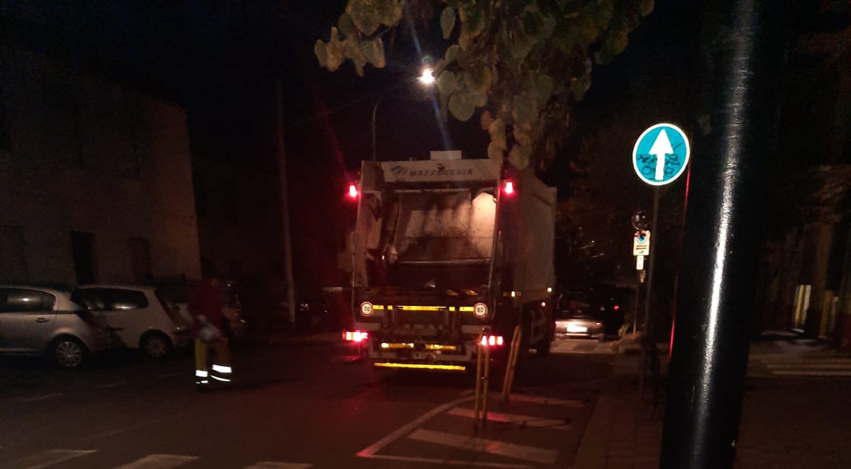 Selargius, il bus è sempre in ritardo a causa del camion del ritiro dei rifiuti: i passeggeri protestano