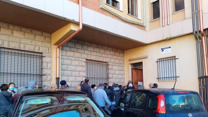 Serramanna, ore di attesa al freddo per ritirare la bolletta dell’acqua: cittadini furiosi