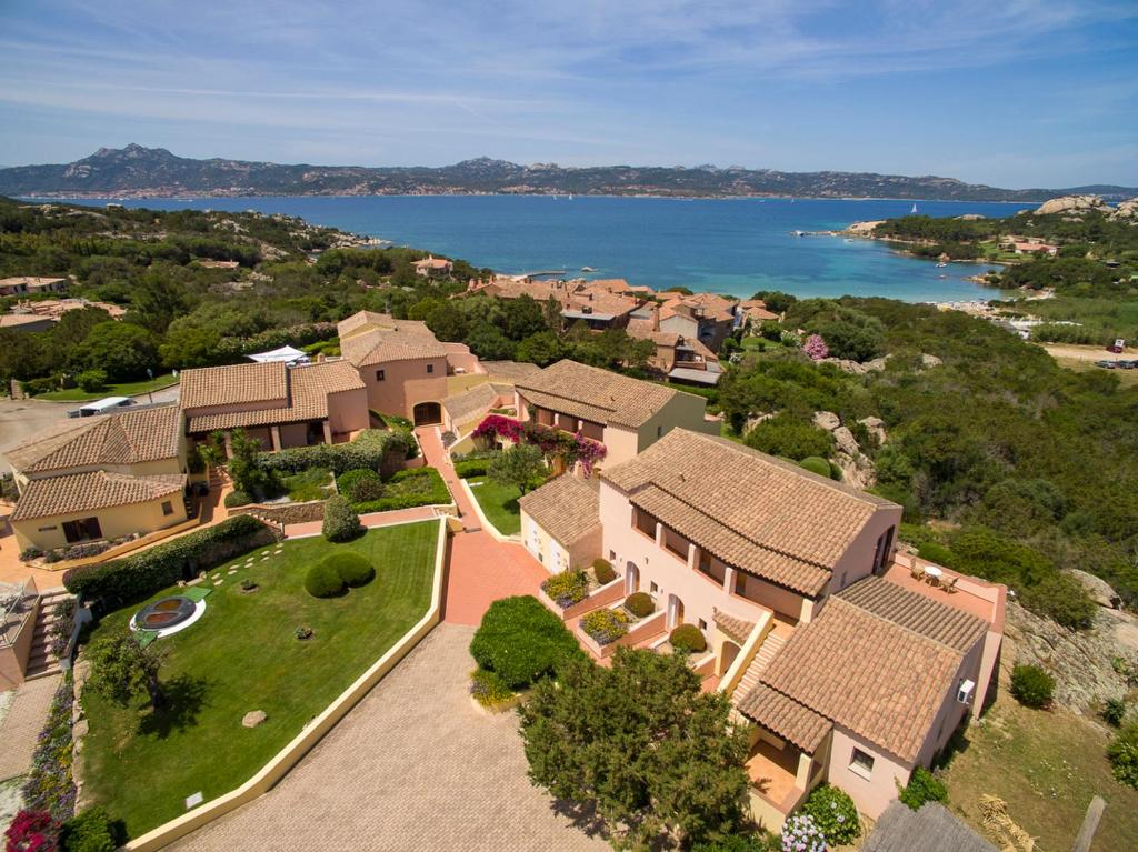 Vendono l’hotel a un gruppo rumeno e lo ricomprano, è riciclaggio: sequestrato il Tre Monti di Baia Sardinia