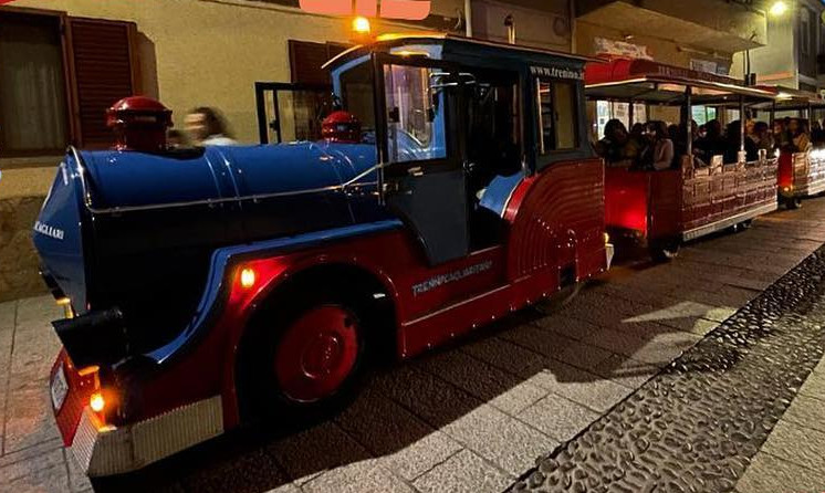 Quartu, trenino di Natale e giochi di luce in centro: in via Porcu arrivano i giocolieri