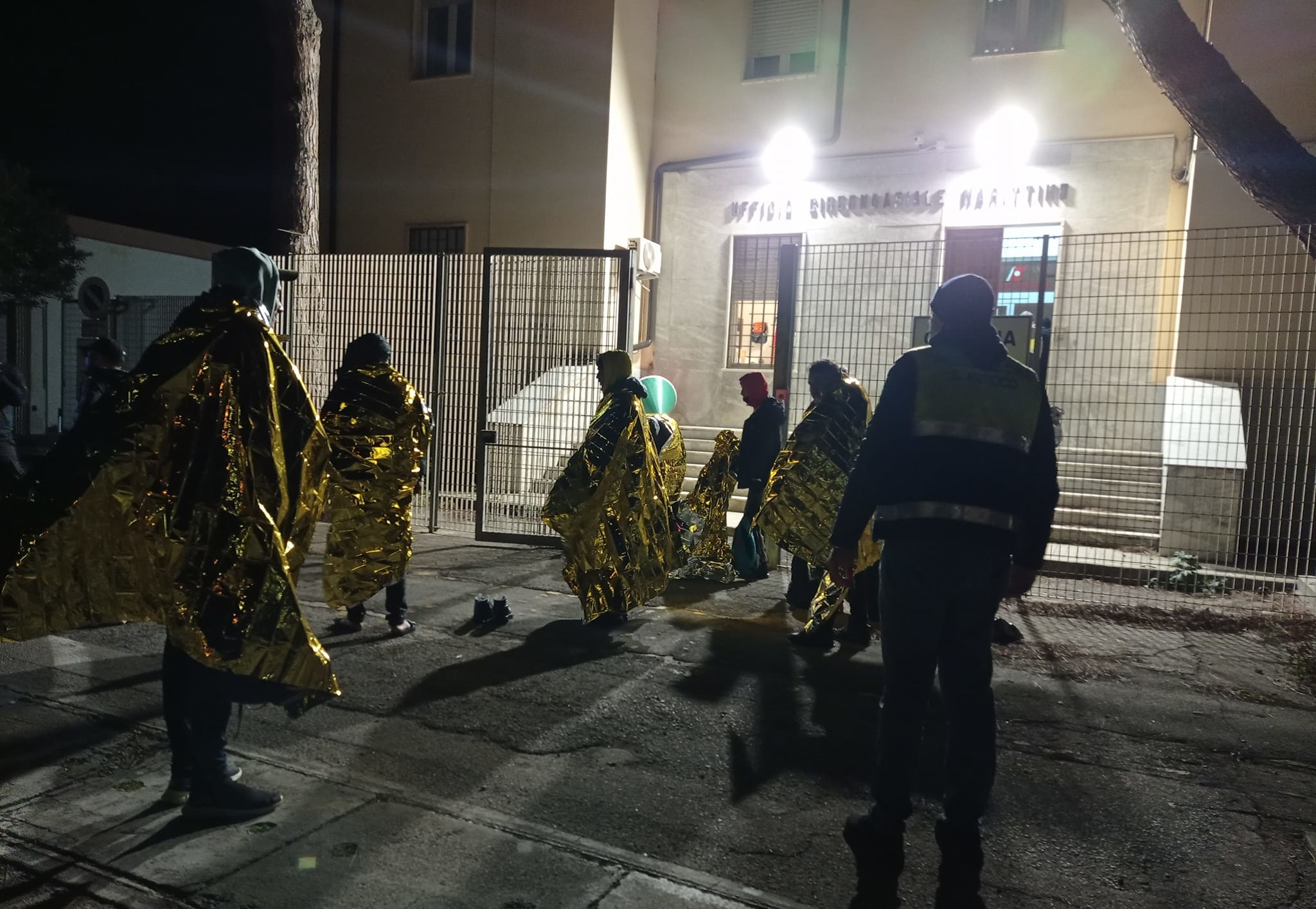 Sant’Antioco, 14 migranti riescono ad arrivare al porto: tra loro anche due bimbi piccoli