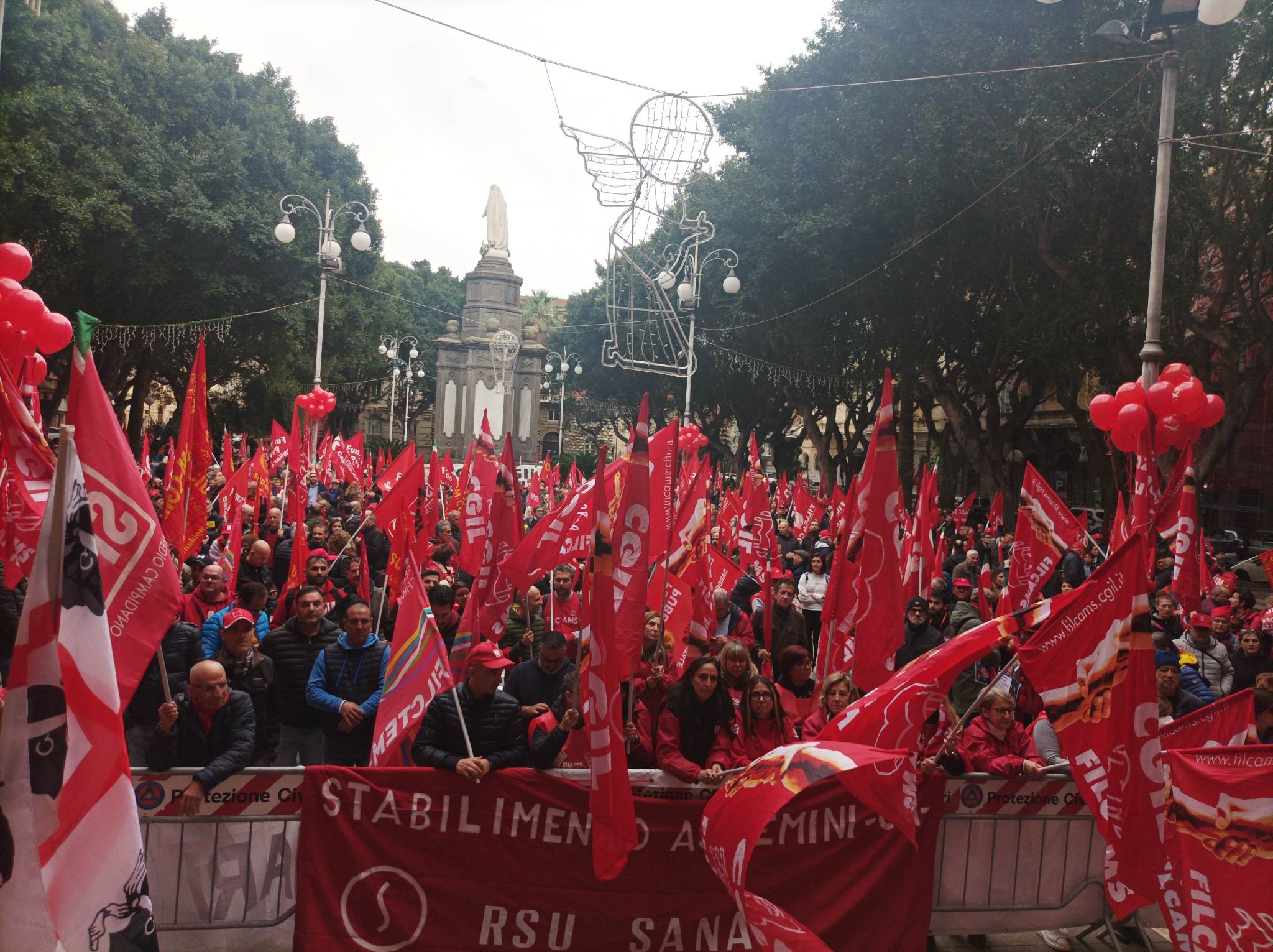 Cagliari, in mille contro il governo Meloni: “Si accanisce contro i poveri e tutela gli evasori”