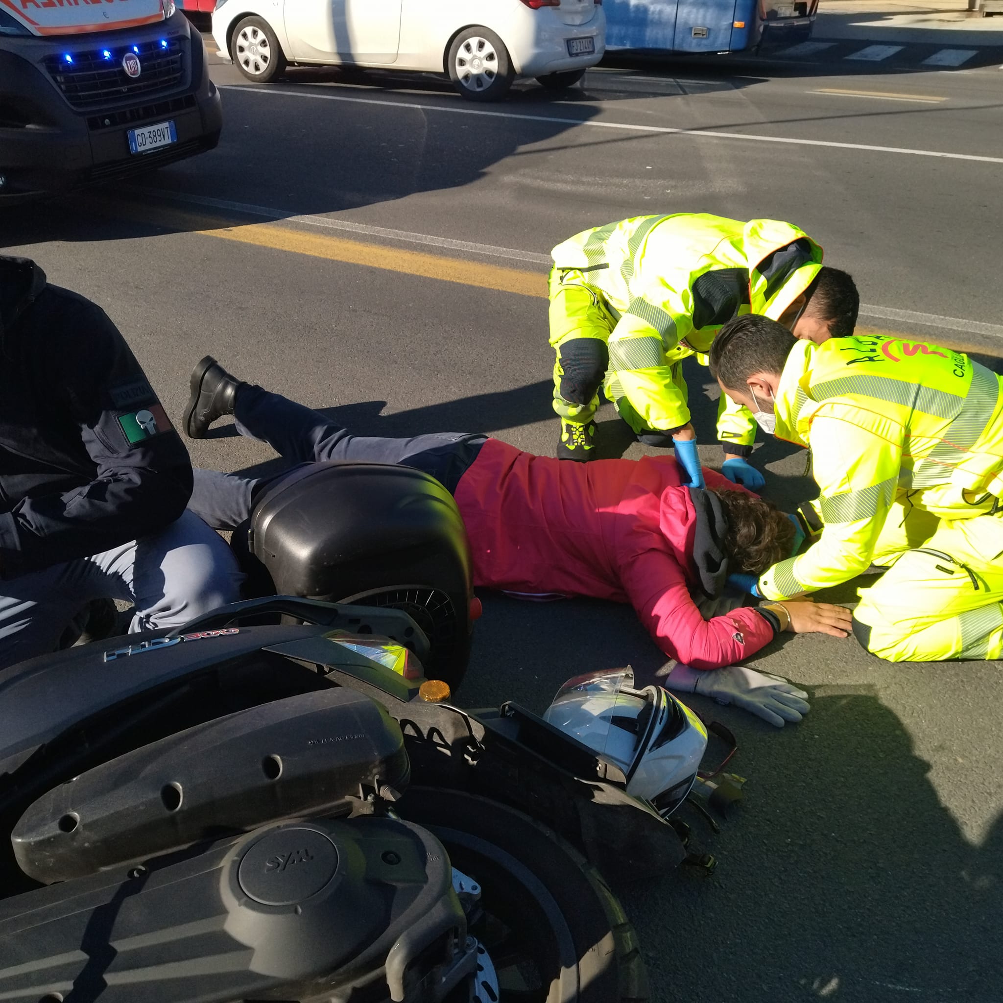 Cagliari, fratturata dopo l’incidente con la moto in viale Marconi: “Cerco testimoni”