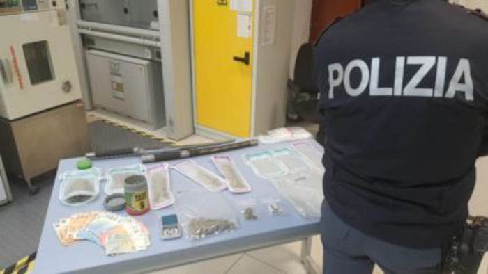 Cagliari, pusher della movida pizzicato con la droga in un locale: arrestato