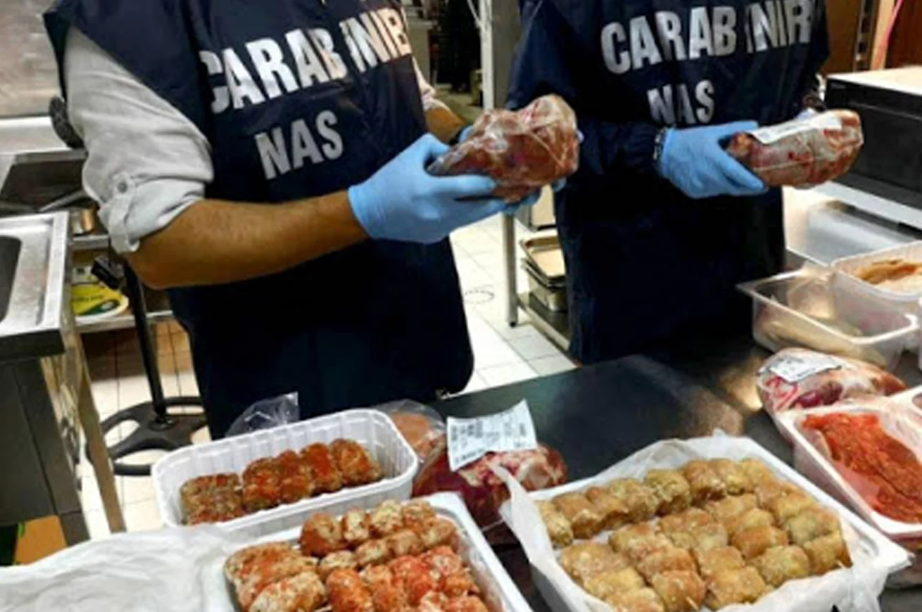 Monastir, lavoratori in nero e sporcizia nel ristorante: cibo sequestrato e maxi multa