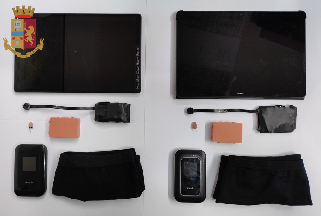 Cagliari: auricolari, microcamera e modem per superare l’esame di guida. Denunciate tre persone