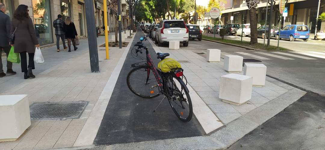 Cagliari, la nuova via Dante: pista ciclabile sollevata e meno spazio per le auto