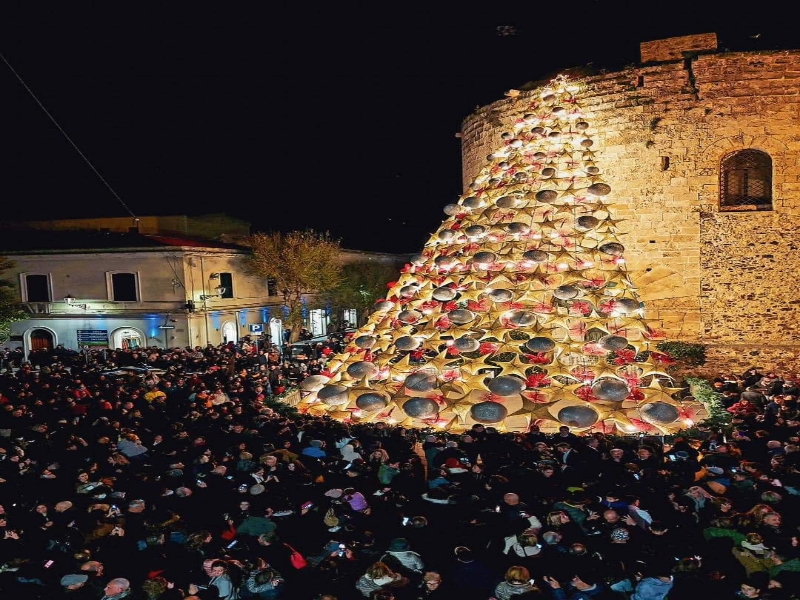 Alghero, spettacolare albero di Natale a Porta Terra: migliaia di persone in piazza