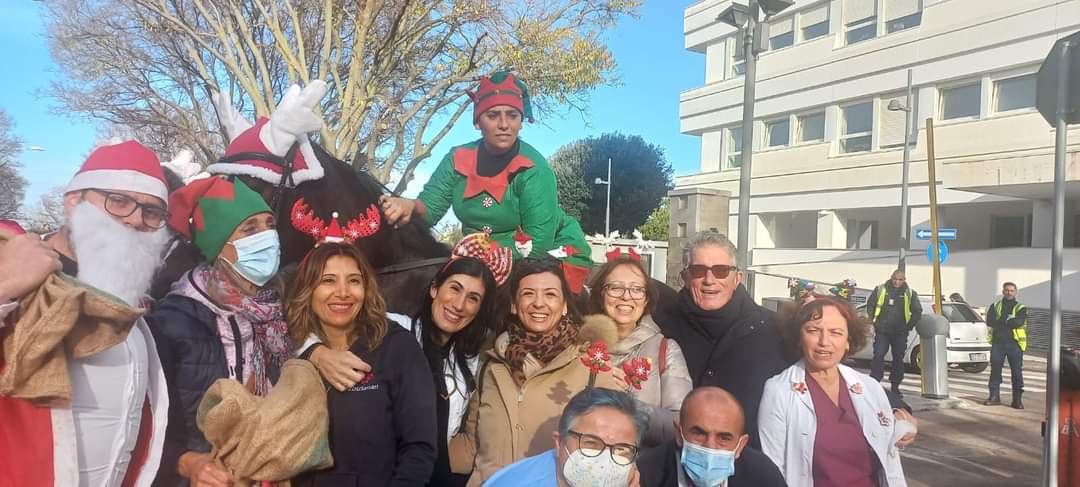 Sconfigge il tumore e torna in ospedale in sella al suo cavallo: la grinta di Annalisa Sanna