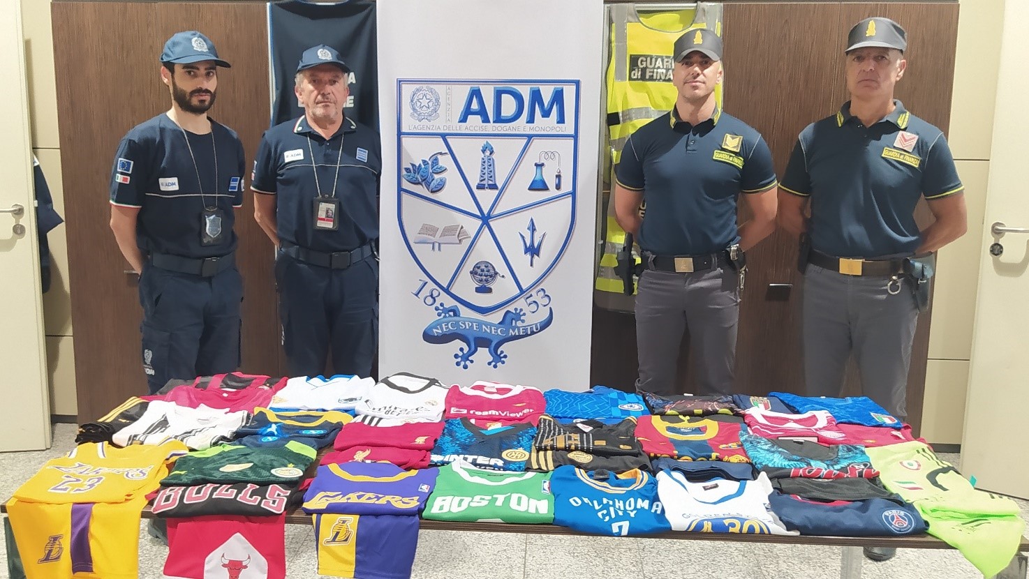 Completi da calcio e da basket contraffatti, scatta il sequestro all’aeroporto di Elmas
