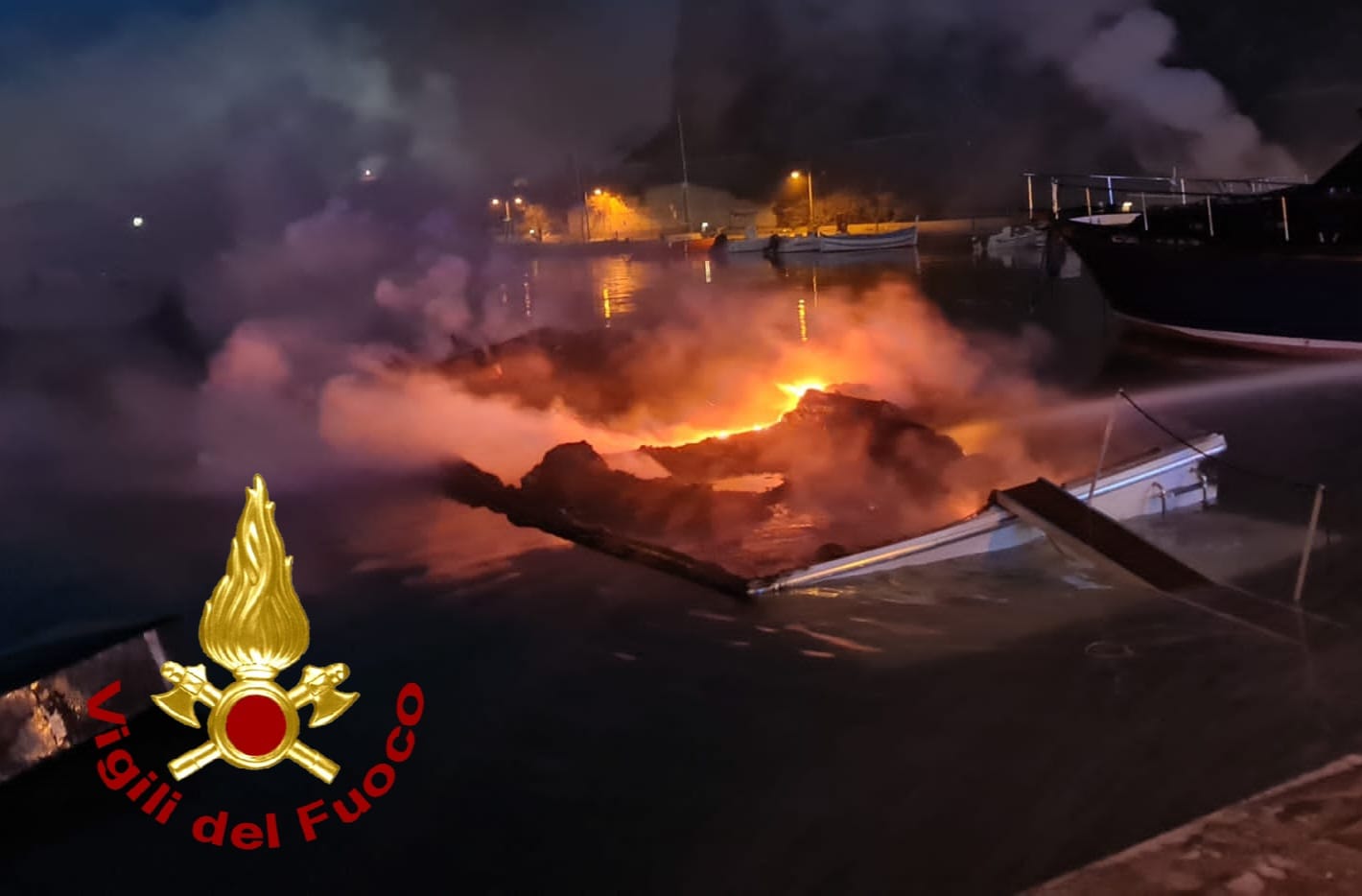 Castelsardo, fuoco e paura al porto turistico: in fiamme sei barche