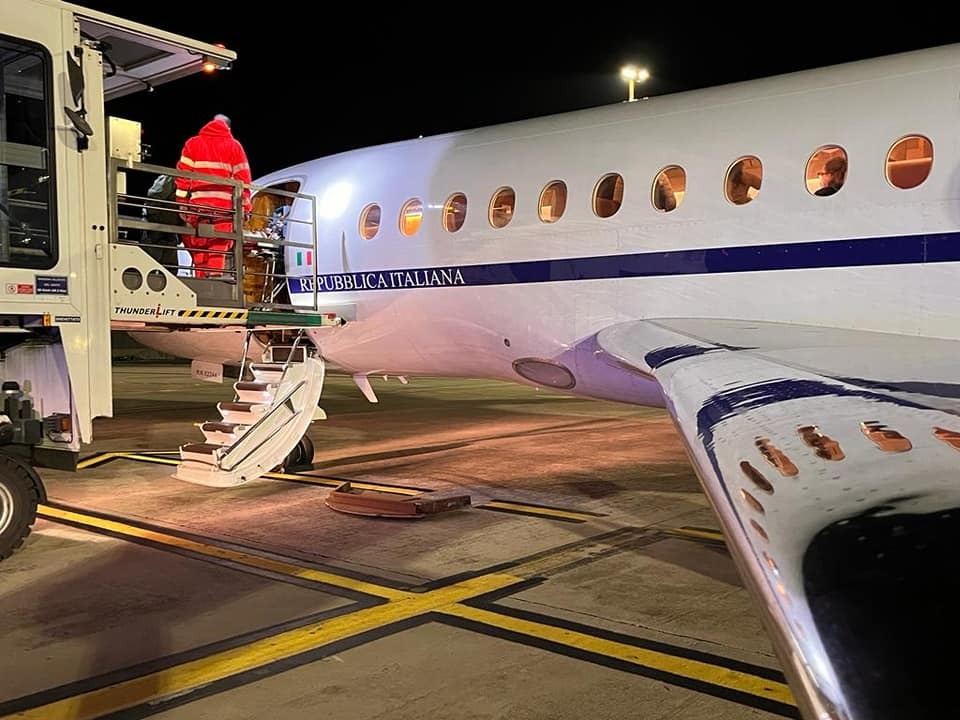 Volo d’urgenza, neonato di 17 giorni in pericolo di vita da Cagliari a Roma in aereo militare