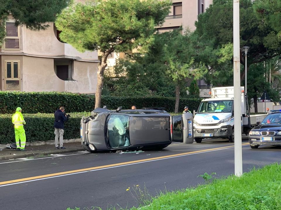 Paura a Cagliari, auto si ribalta in viale Diaz: due feriti