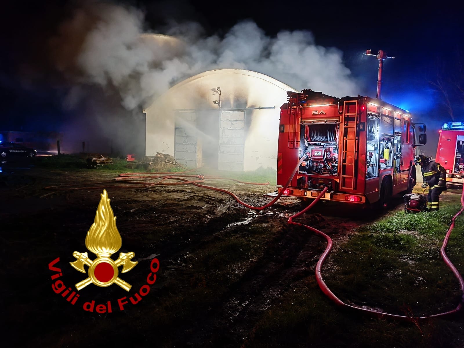 Sardegna, spaventoso incendio in un fienile: 5mila balle di fieno e celle frigo avvolte dal fuoco