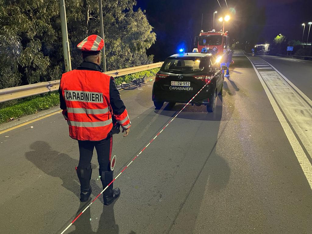 Travolto da un’auto pirata a Quartu, ciclista trovato morto in viale Marconi: è caccia all’uomo