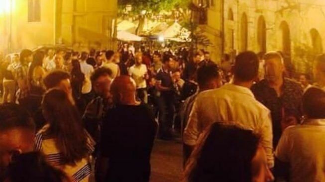 L’inferno nel centro storico di Cagliari tra spazzatura e baccano, i residenti: “Aggredito il nostro diritto alla salute”