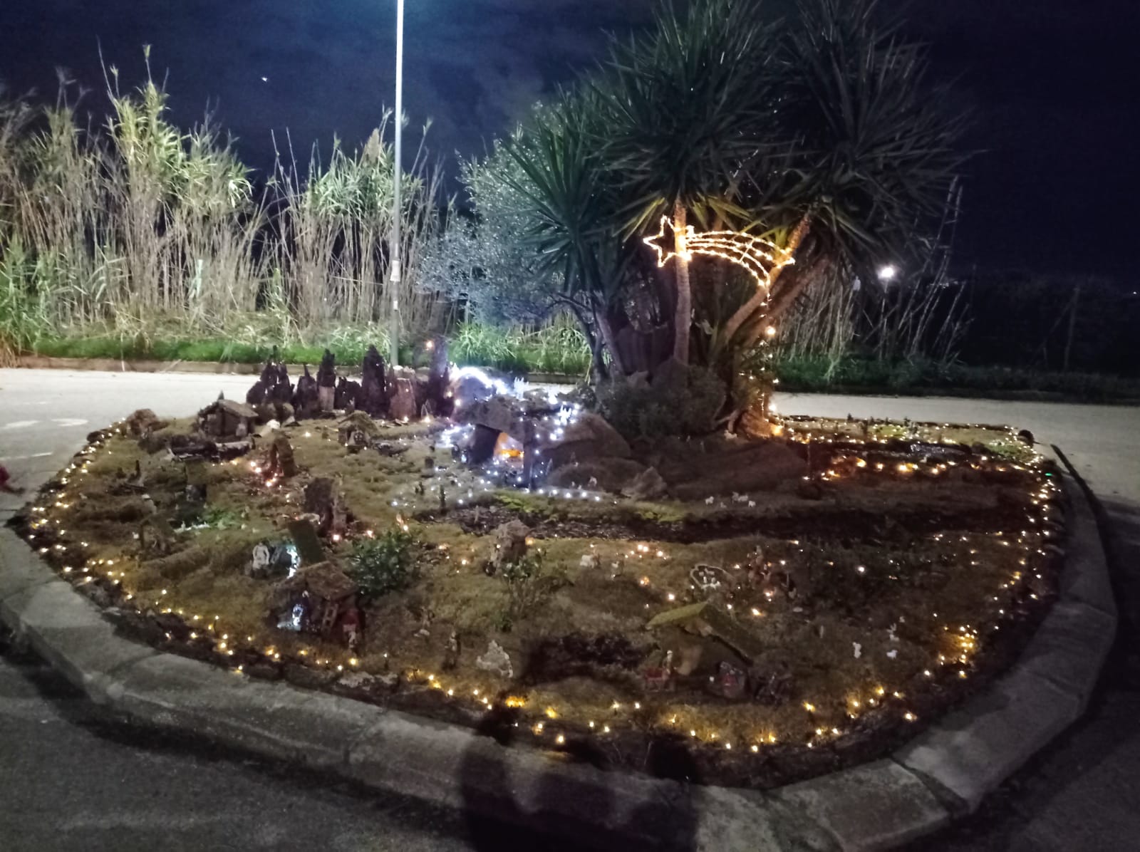 Presepi nelle aiuole, a Uta i cittadini abbelliscono il paese: “Più decoro e felicità”