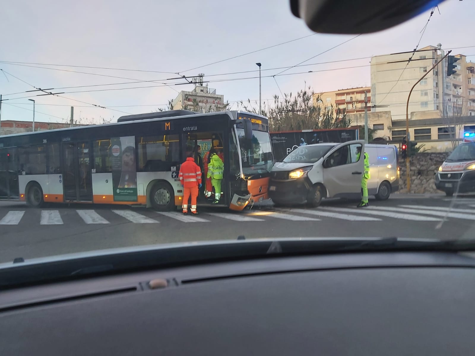 Cagliari, schianto tra bus e furgone in via Bacaredda: feriti tra i passeggeri