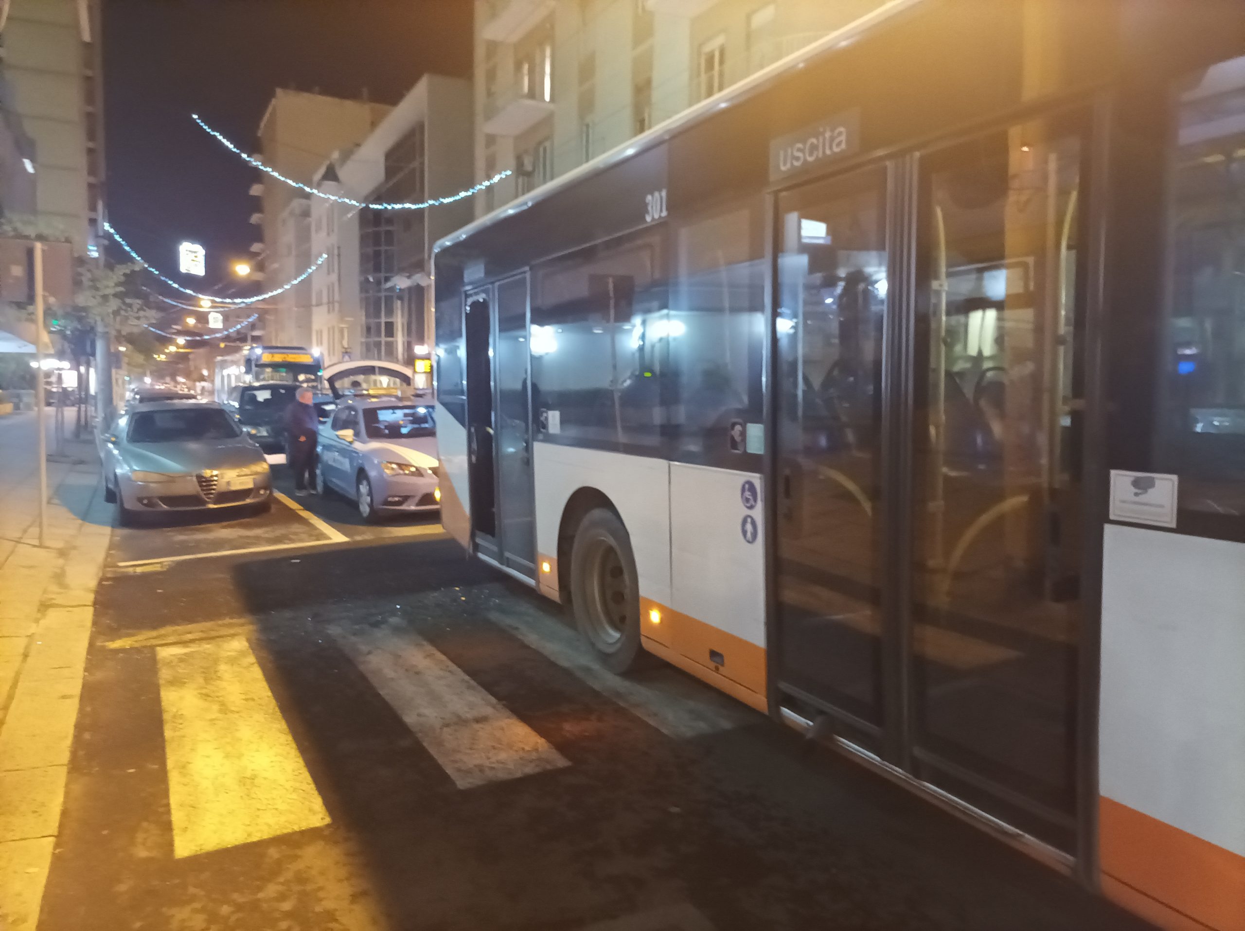 Cagliari, paura a bordo del bus per Quartu: giovane teppista distrugge la porta posteriore