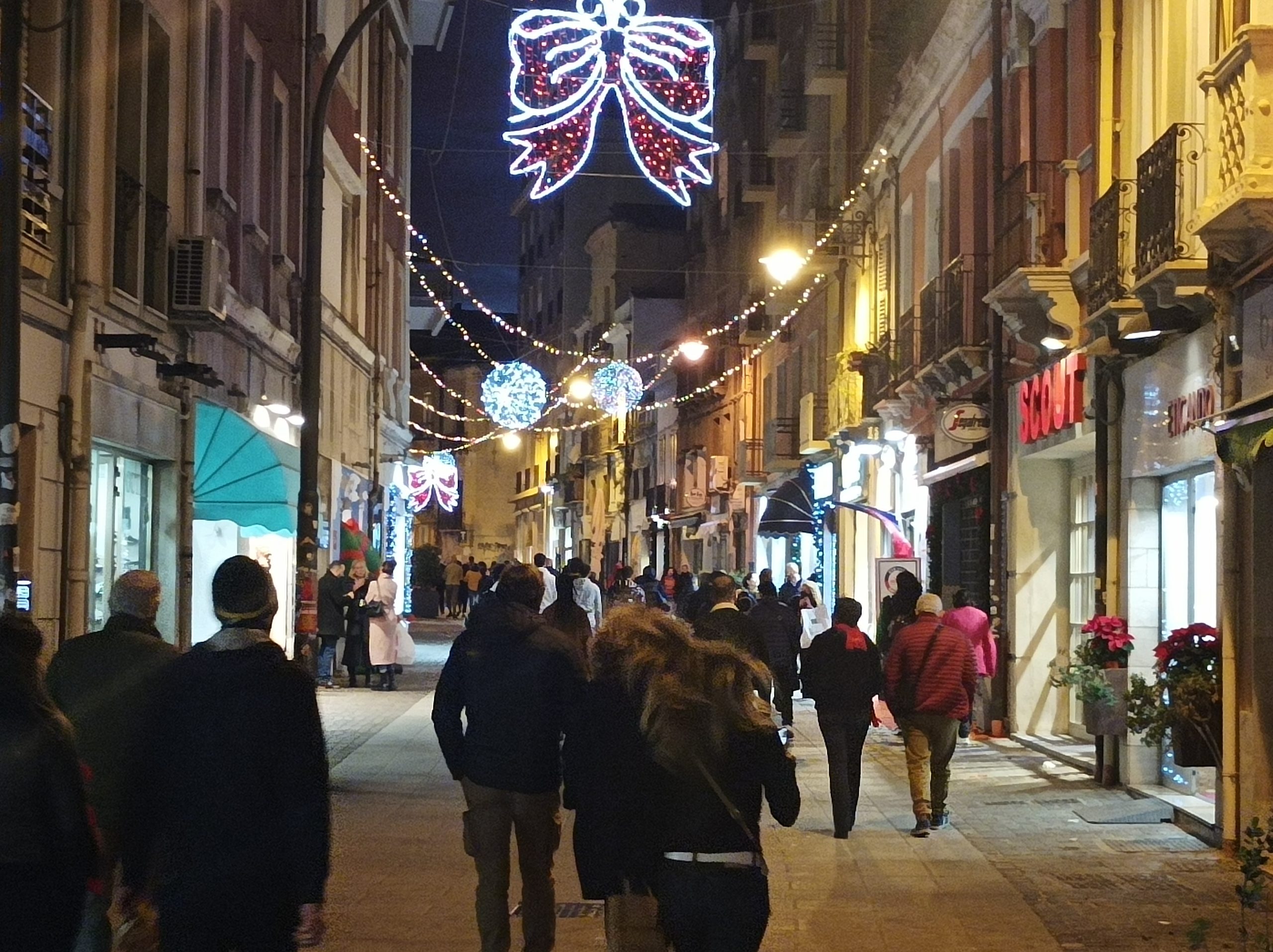 Cagliari, la tristezza delle vie dello shopping: poca gente alla Vigilia e code inesistenti