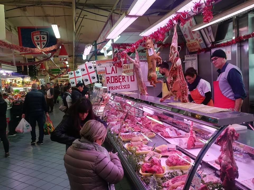 Prezzi folli ma a Cagliari nessuno rinuncia a cenone e pranzo di Natale: “Niente soldi per regali e viaggi”