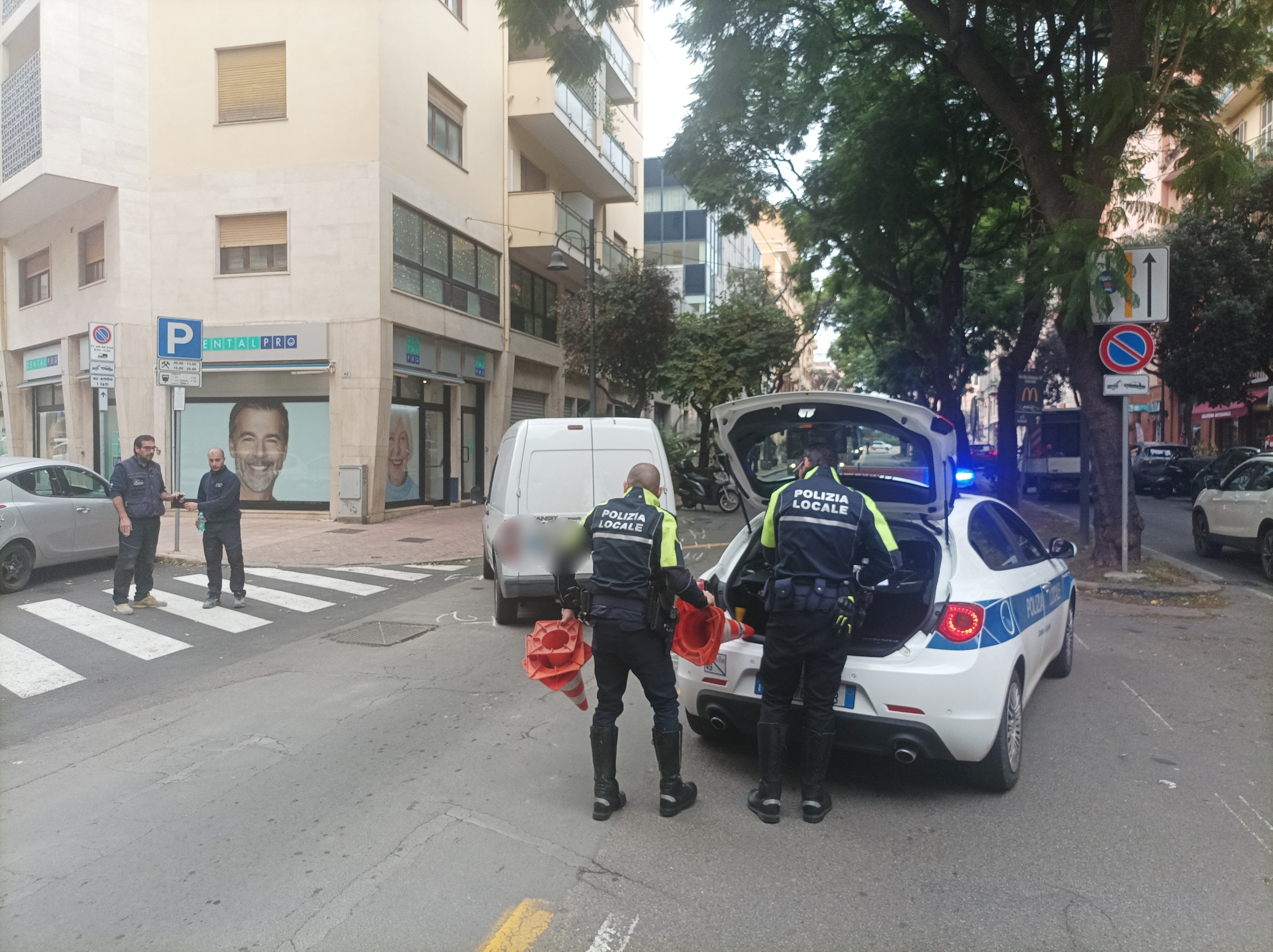 Cagliari, furgone contro scooter in via Dante: centauro ferito finisce all’ospedale