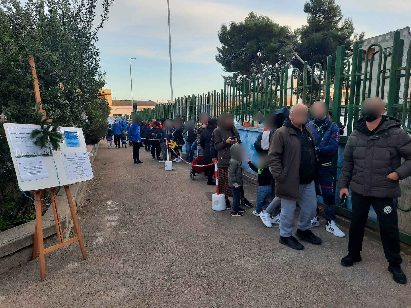 Cagliari, il Natale disperato degli ultimi: “In fila per il cibo camerieri e negozianti finiti in rovina”
