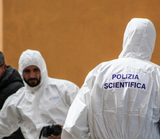 Giallo su un anziano trovato morto a Cesena: nudo e avvolto nelle luci di Natale