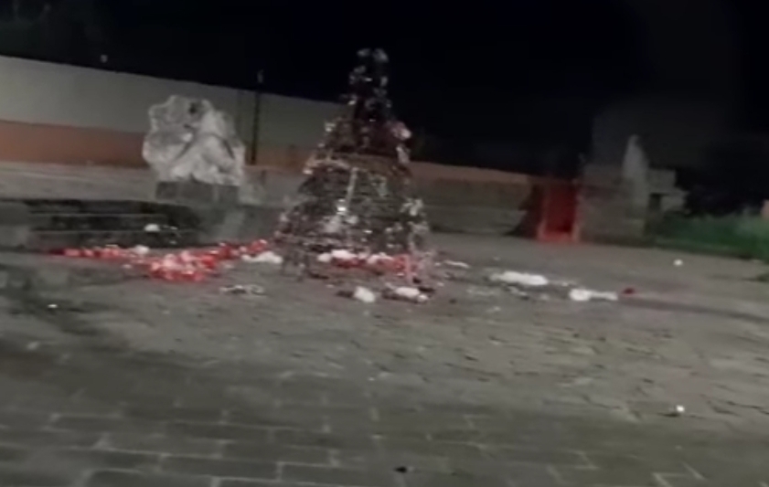 Vandali scatenati, distrutto l’albero di Natale in piazza Iqbal a Carbonia