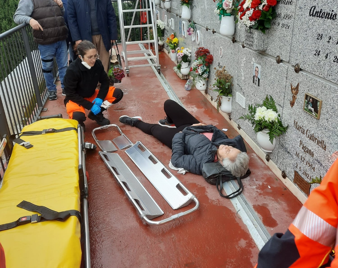 Cagliari, dramma sfiorato al cimitero: 70enne cade dalla scala e finisce all’ospedale