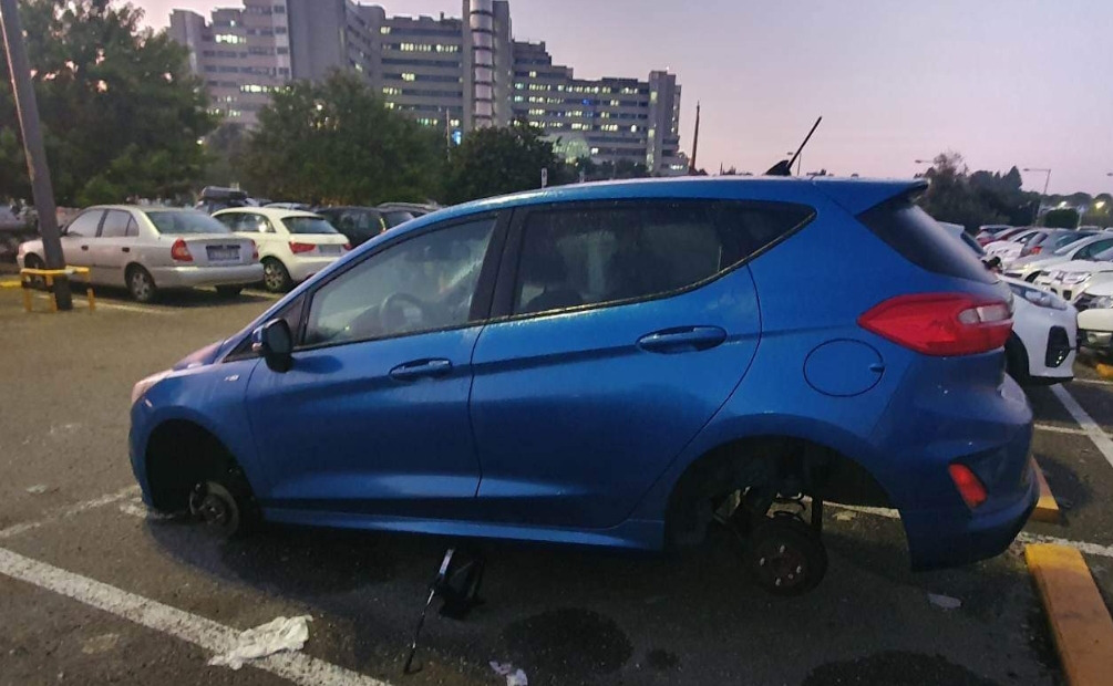 Cagliari, infermiere stacca dal turno notturno e si ritrova l’auto smontata: addio ruote