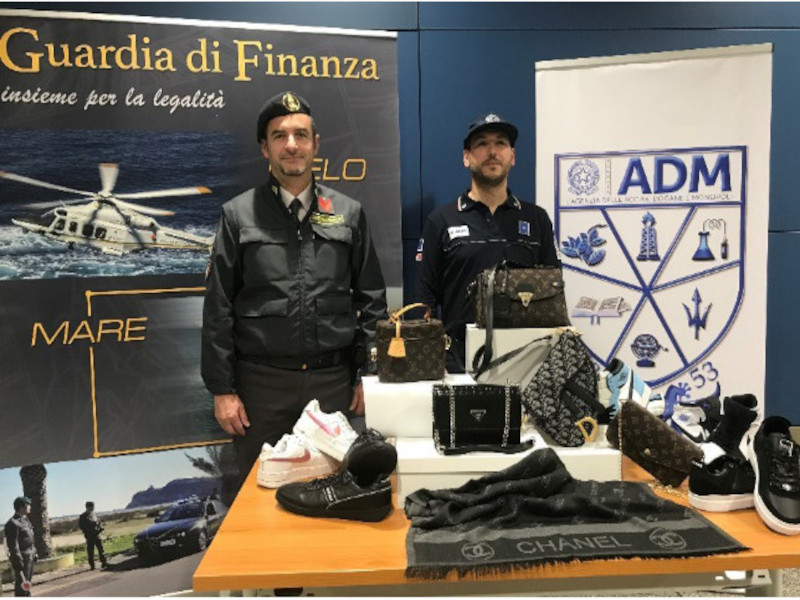Borse Prada, scarpe Nike e foulard Chanel perfetti ma falsi sequestrati all’aeroporto di Elmas