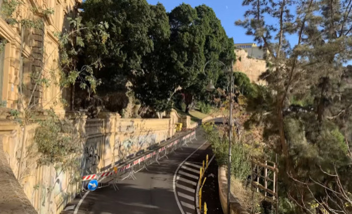 Cagliari, muro pericolante in via Porcell: rischio caos nelle feste, parte la rivoluzione del traffico