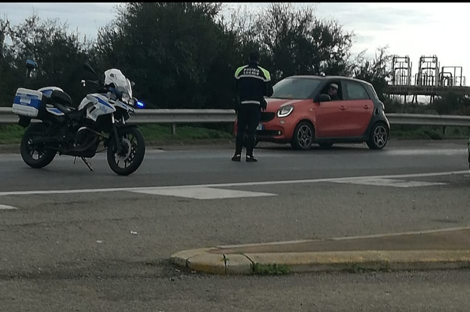 Incidente a Cagliari, auto contro camion sulla 195: un ferito è in gravi condizioni