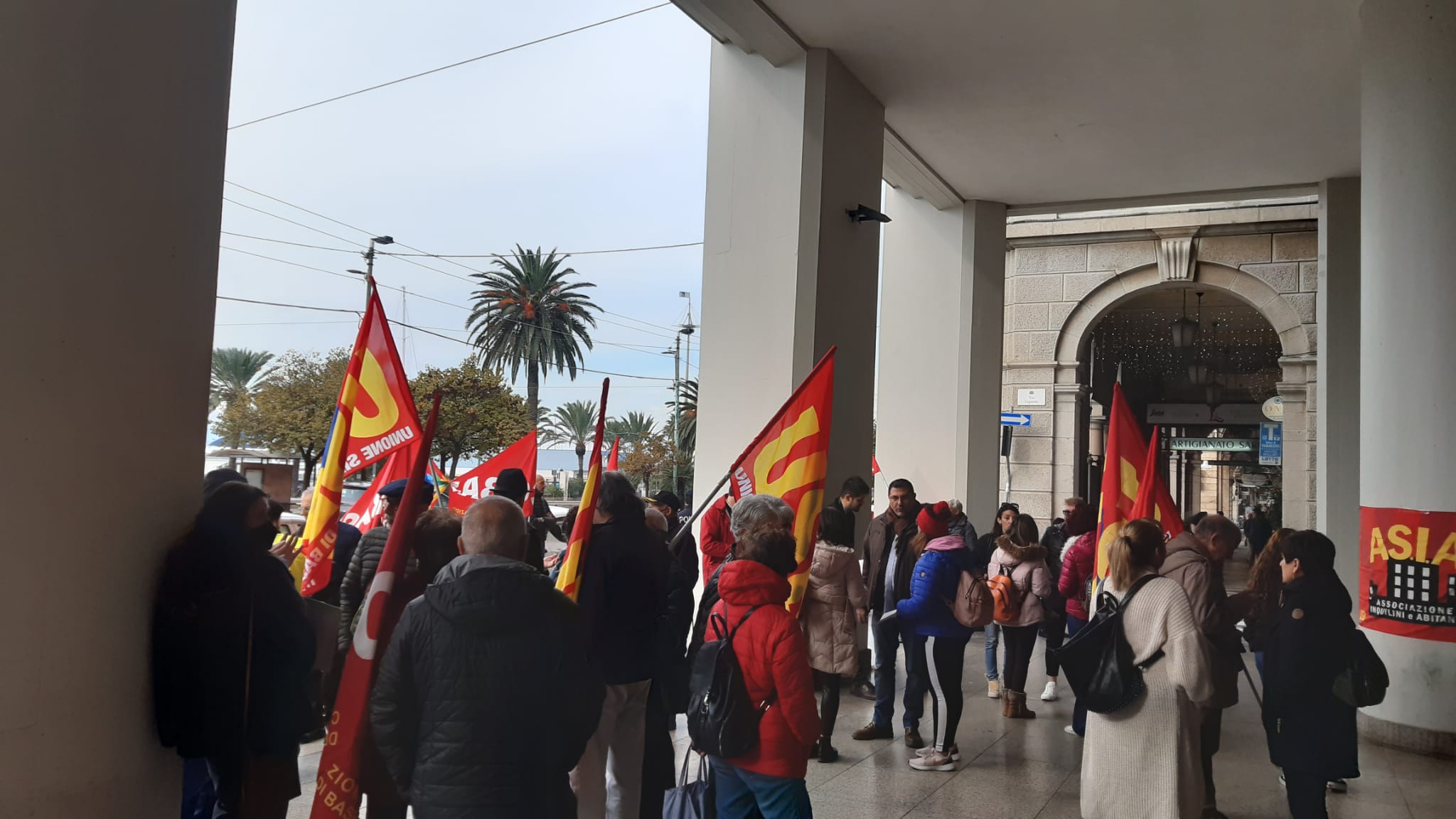 Cagliari, pensionati e prof contro il nuovo governo: “Per noi solo briciole e stipendi troppo bassi”