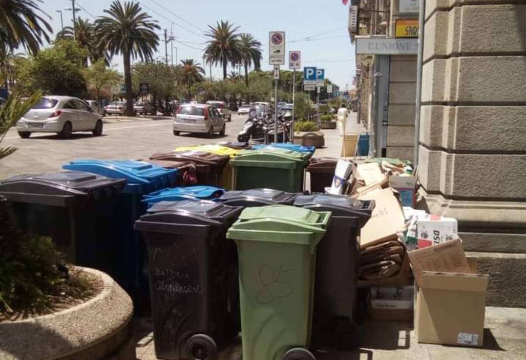 Cagliari, raffica di segnalazioni contro gli incivili dei rifiuti: “Abbandonano anche mastelli e siringhe”