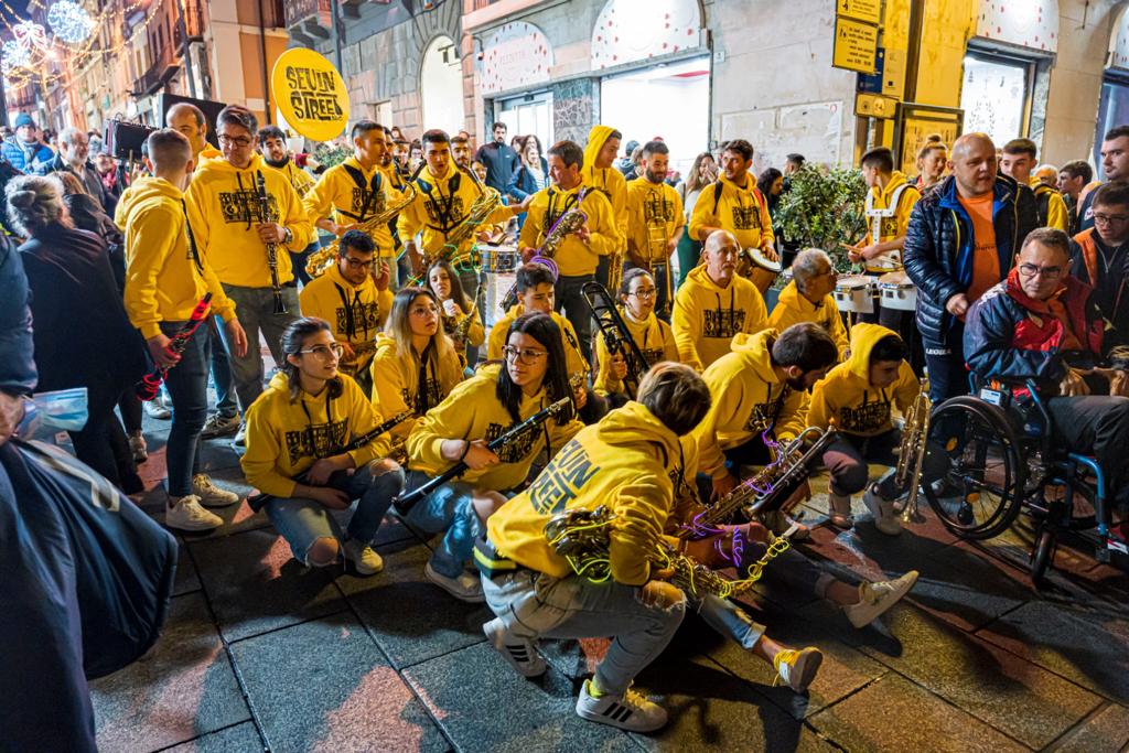 Cagliari, la travolgente Seuin street band conquista tutti: in centro trionfa la musica