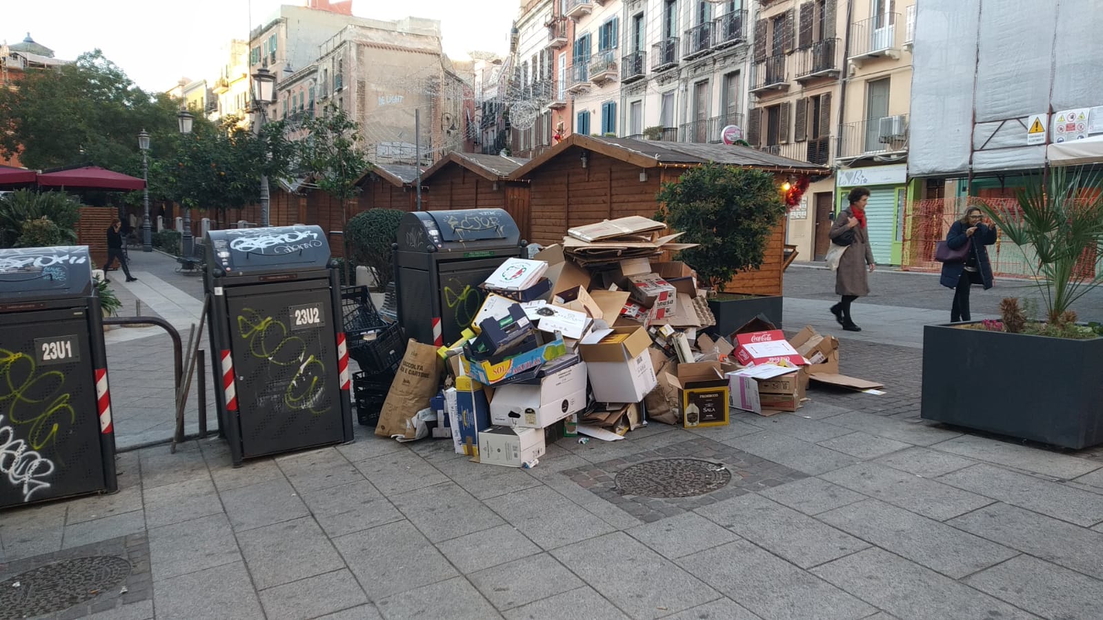 Cagliari, casette natalizie con vista discarica: “Carta e cartone ammassati da 3 giorni”