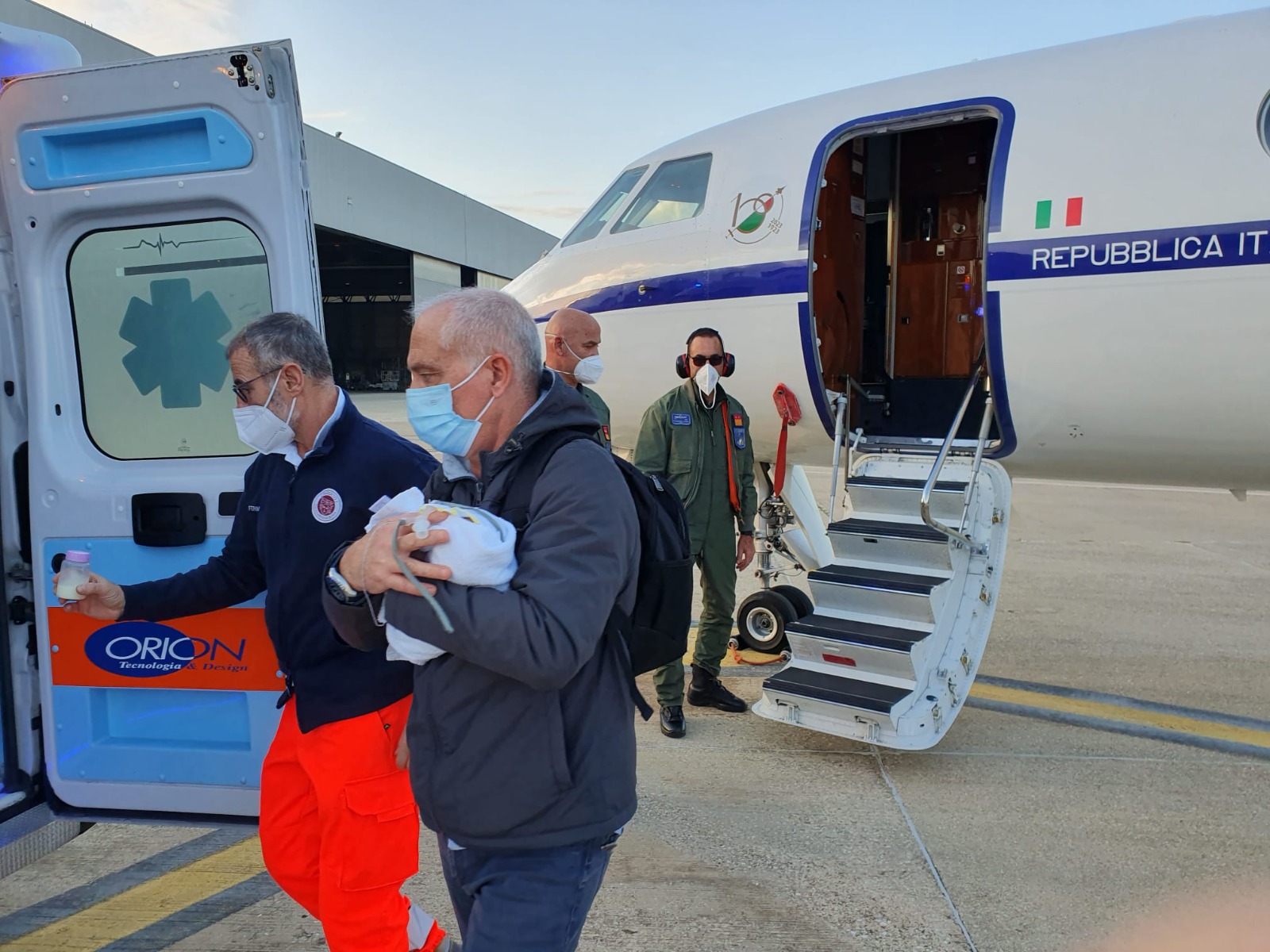 Cagliari, volo speciale dell’Aeronautica per salvare la vita a una neonata di 3 mesi