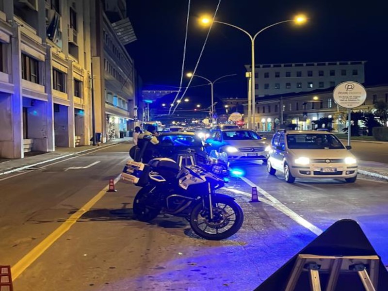 Guida l’auto a Cagliari senza permesso di soggiorno e con una patente falsa: nigeriano nei guai