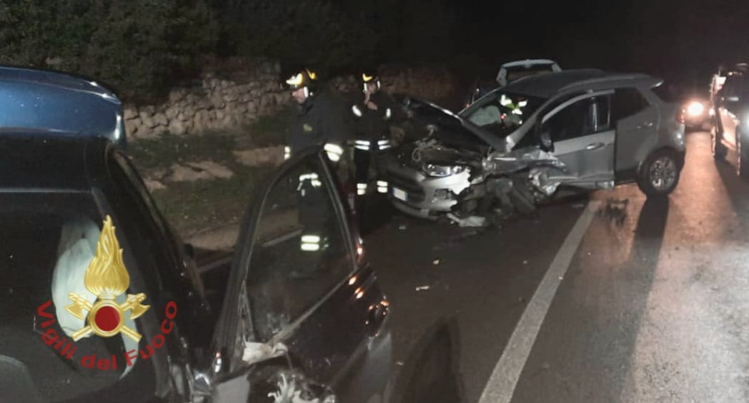 Ennesimo incidente in Sardegna, schianto tra due auto: un ferito estratto dalle lamiere
